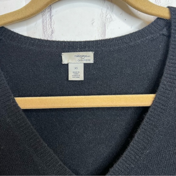 Halogen V-Neck Cashmere Sweater In Black - Picture 3 of 8